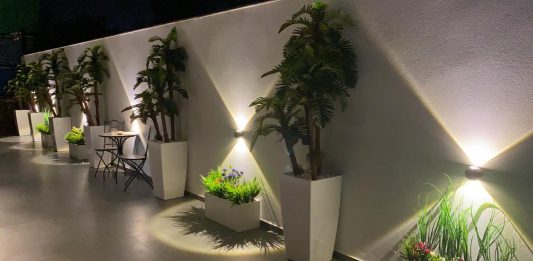 עיצוב פנים יוקרתי לבית – בעזרת צמחייה מלאכותית